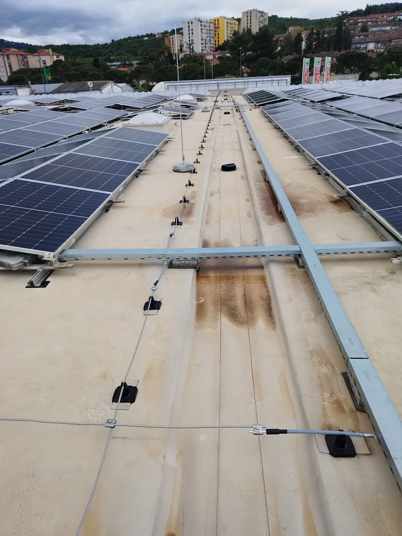 Napeljava strelovodov in sončnih panelov